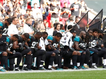 Jugadores de los Jaguars hincan la rodilla en el suelo a modo de protesta contra Donald Trump Jugadores de los Jaguars hincan la rodilla en el suelo a modo de protesta contra Donald Trump