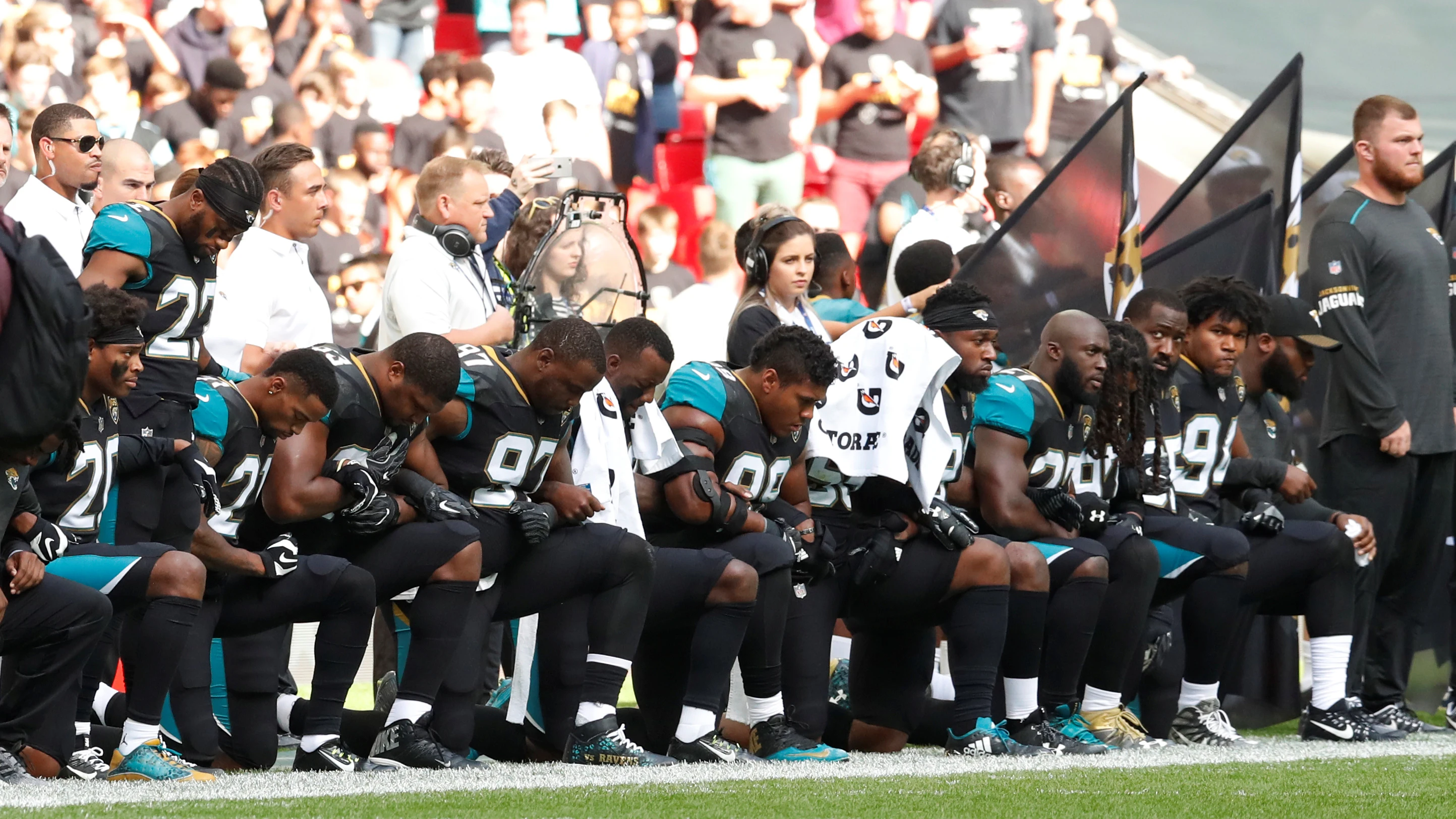 Jugadores de los Jaguars hincan la rodilla en el suelo a modo de protesta contra Donald Trump