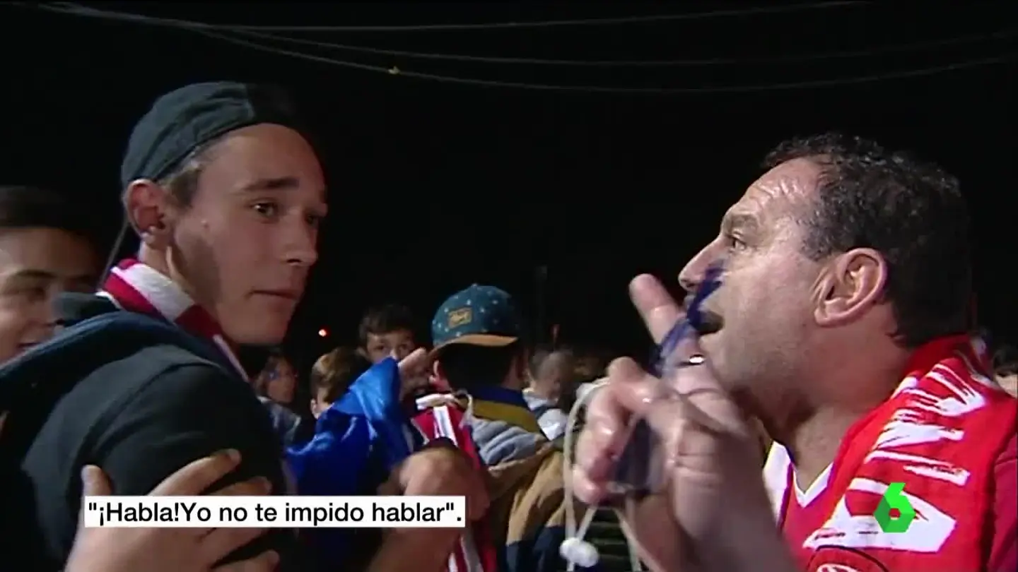 Enfrentamiento entre dos aficionados al fútbol Enfrentamiento entre dos aficionados al fútbol