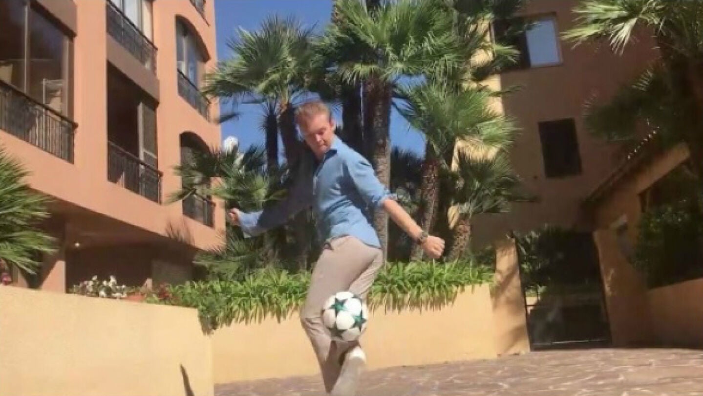Rosberg, con el bal&oacute;n en los pies