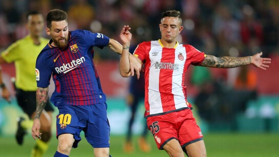 Messi intenta zafarse de Maffeo durante el Girona - Bar&ccedil;a