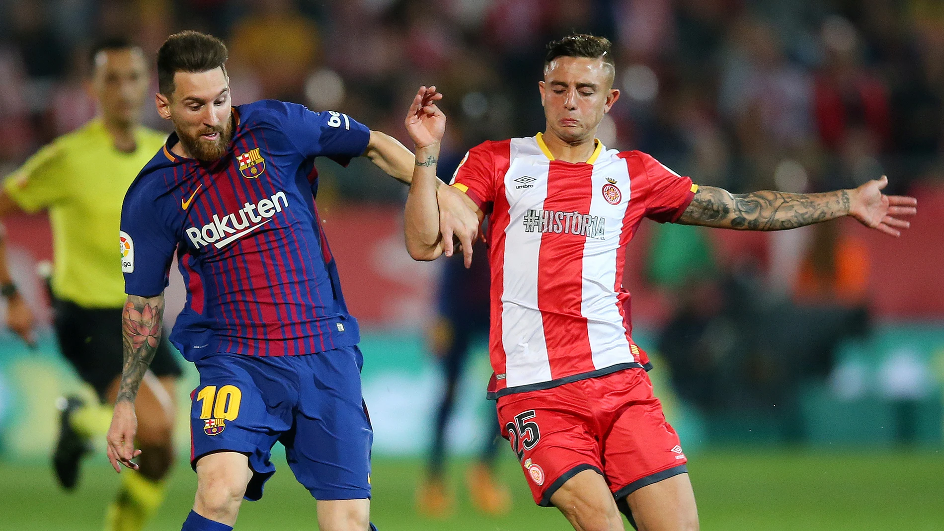 Messi intenta zafarse de Maffeo durante el Girona - Barça