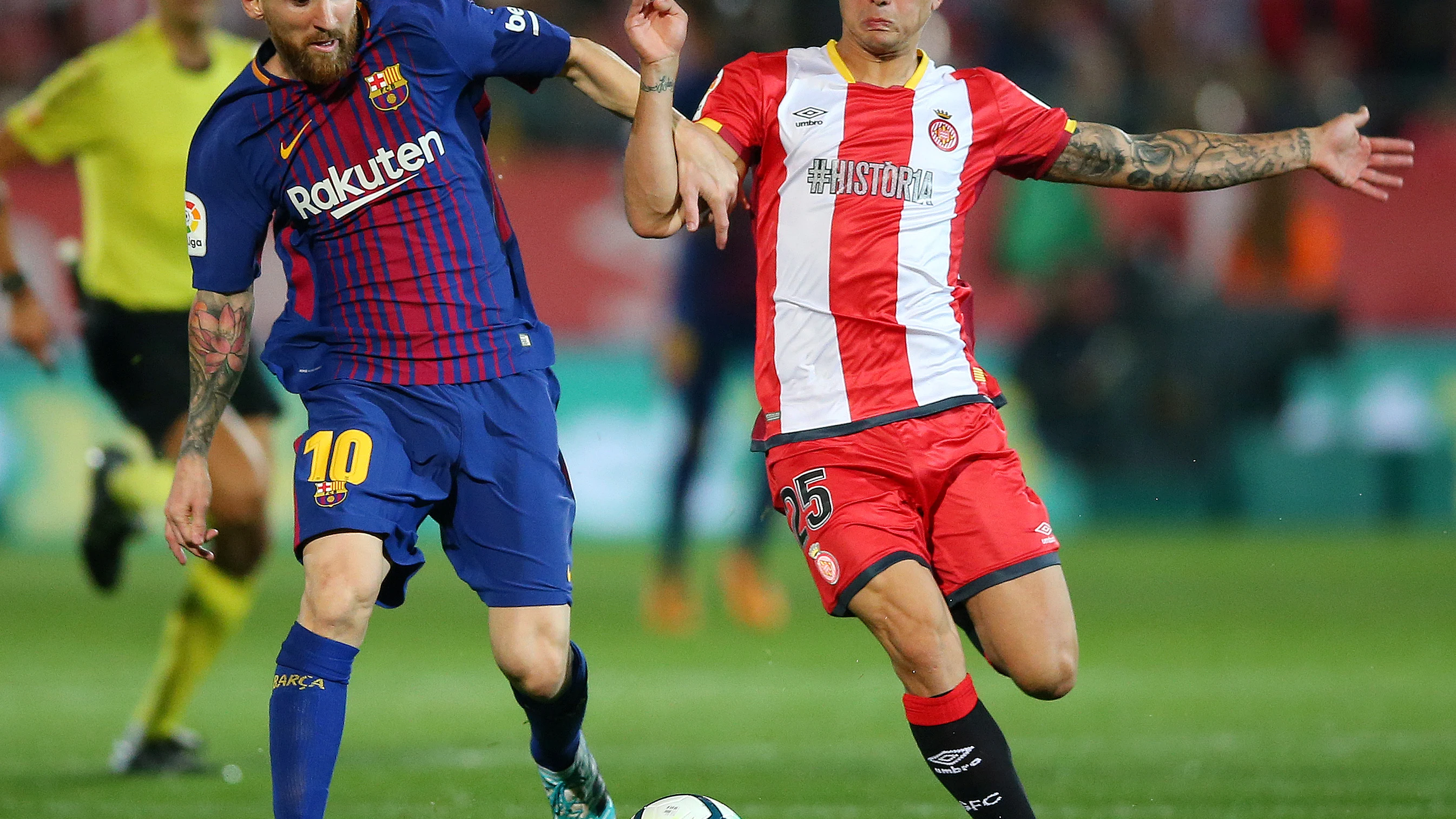Messi intenta zafarse de Maffeo durante el Girona - Barça Messi intenta zafarse de Maffeo durante el Girona - Barça