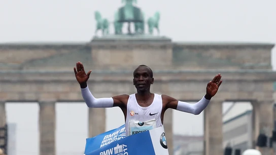 Kipchoge entra primero en la meta de la maratón de Berlín Kipchoge entra primero en la meta de la maratón de Berlín