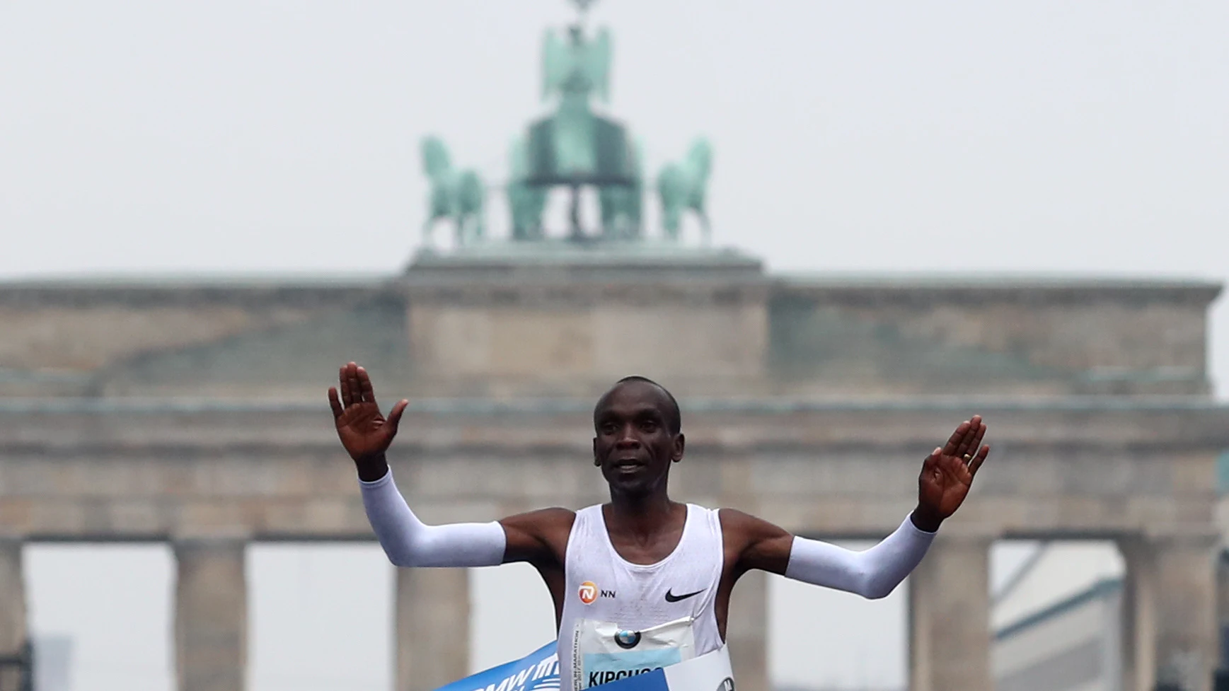 Kipchoge entra primero en la meta de la maratón de Berlín