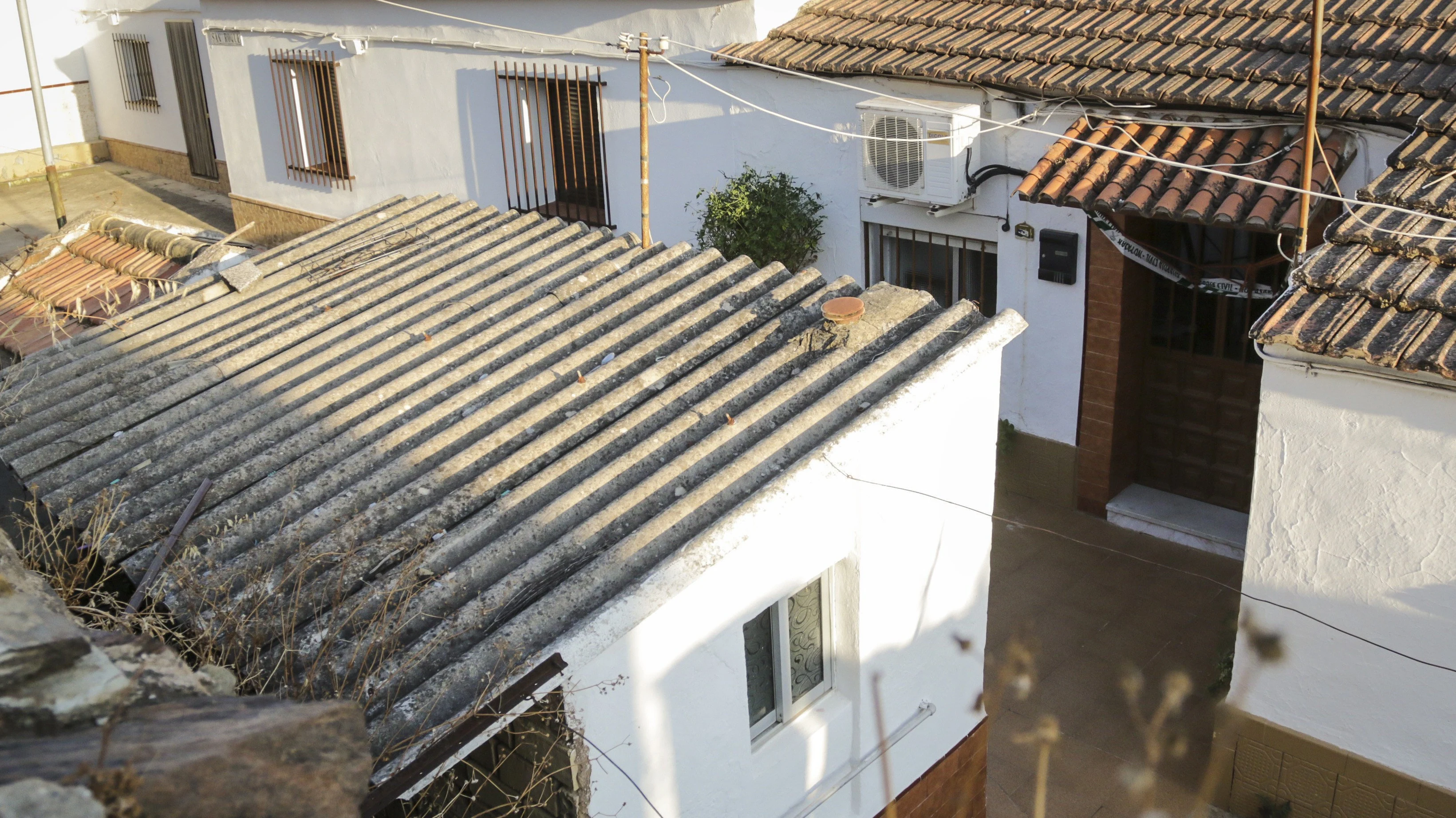 Entrada de la vivienda situada en la localidad onubense de La Zarza