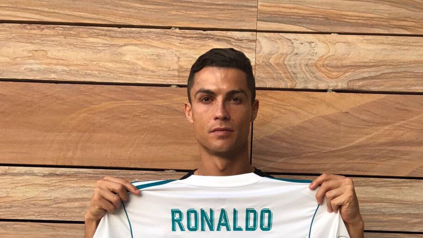 Cristiano Ronaldo y su camiseta dedicada para los familiares del peque&ntilde;o Santiago