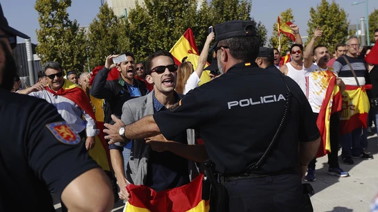 Ultraderechistas a las puertas del pabellón Siglo XXI de Zaragoza Ultraderechistas a las puertas del pabellón Siglo XXI de Zaragoza