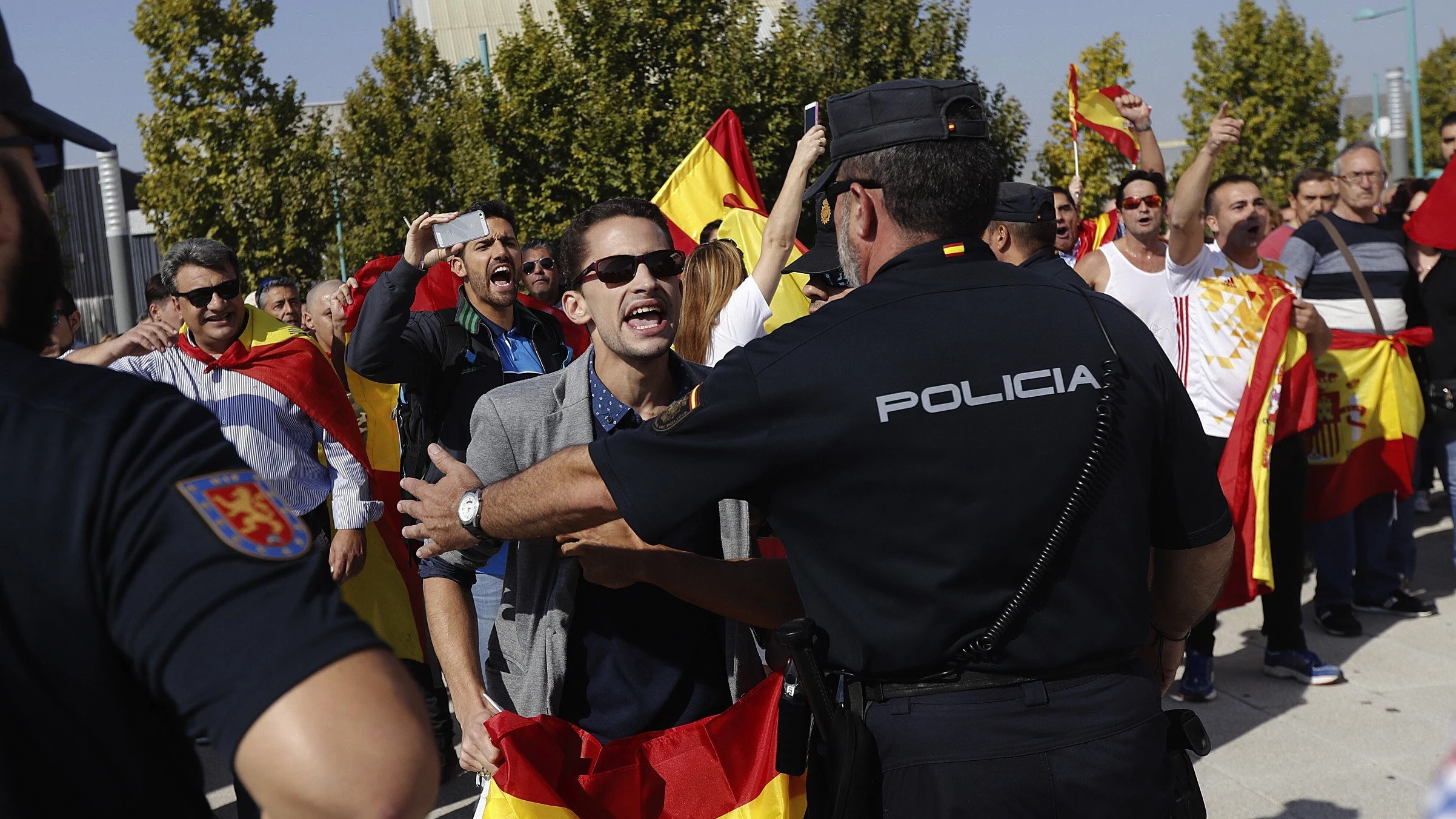 Ultraderechistas a las puertas del pabellón Siglo XXI de Zaragoza