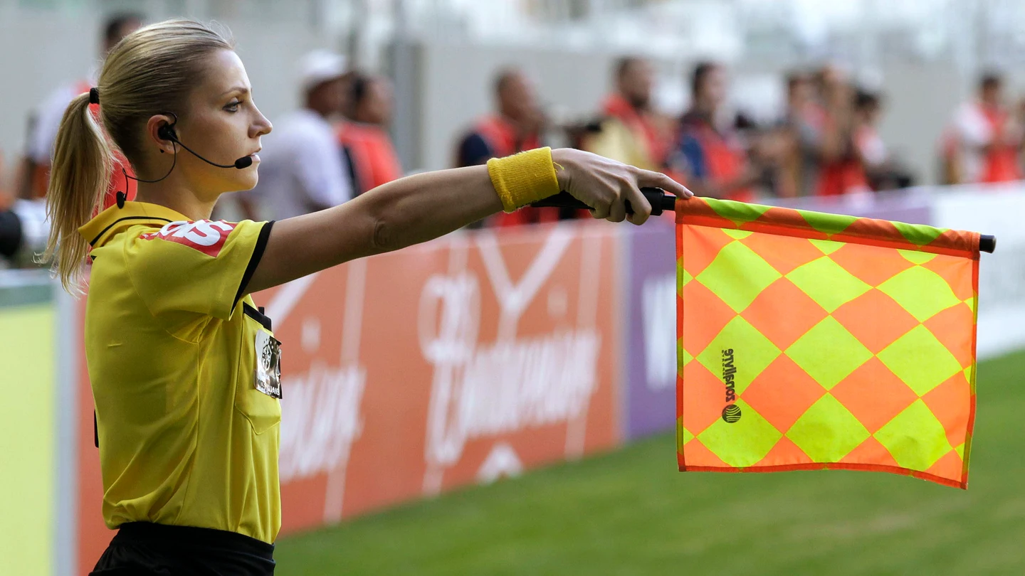Fernanda Colombo, linier brasileña, durante un partido Fernanda Colombo, linier brasileña, durante un partido