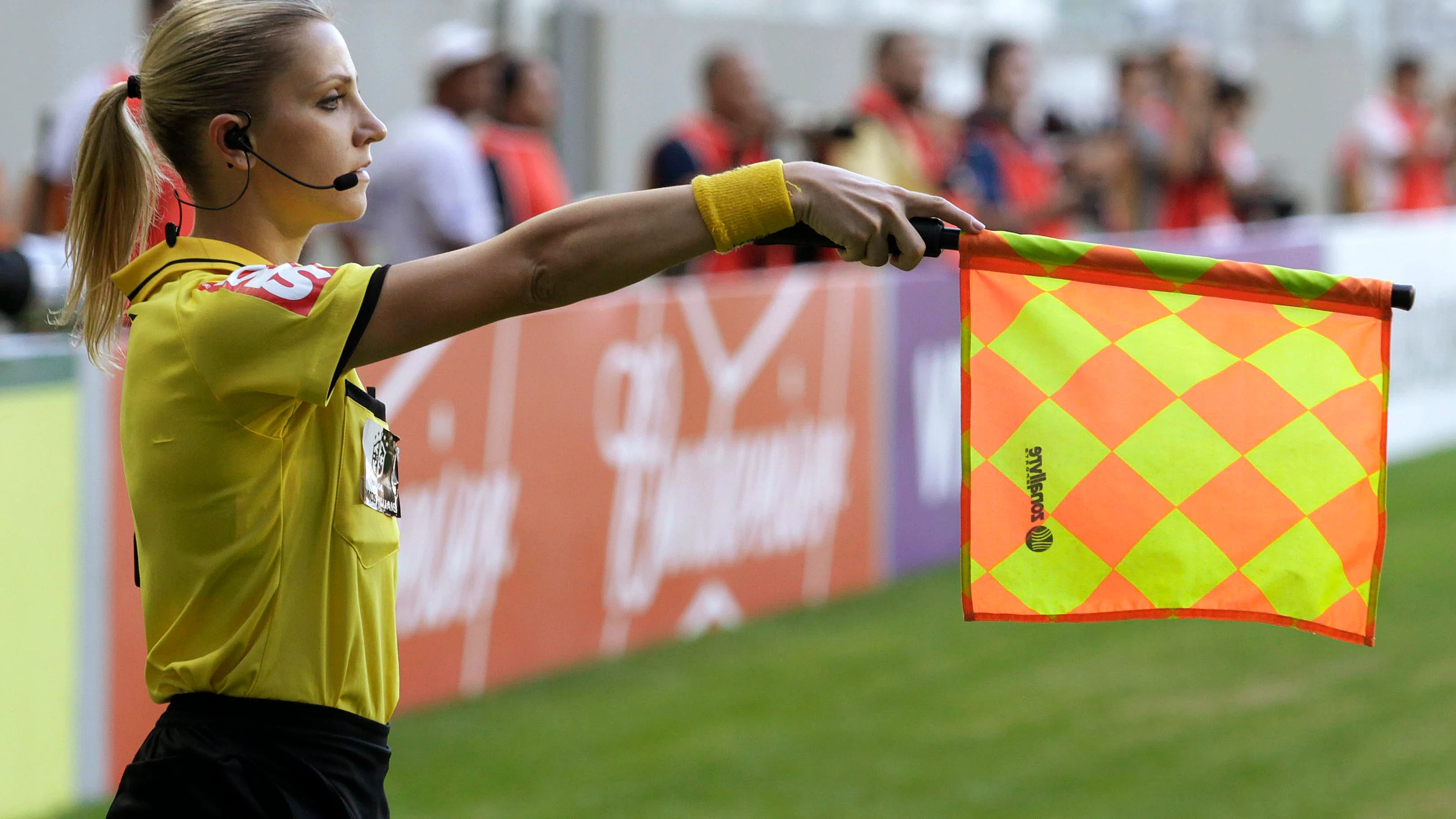 Fernanda Colombo, linier brasileña, durante un partido