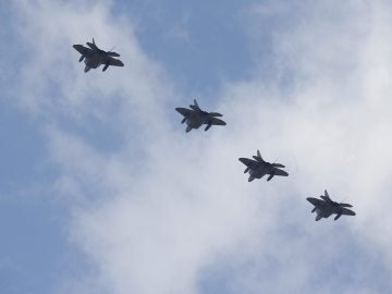 En la imagen, cuatro cazas F-22 Raptor En la imagen, cuatro cazas F-22 Raptor