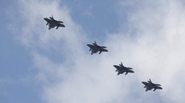 En la imagen, cuatro cazas F-22 Raptor