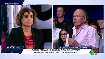La ministra responde a un señor cuestionada por la sanidad española