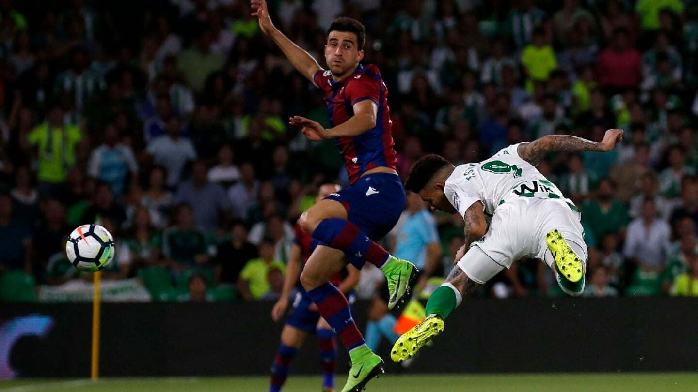 Sanabria remata a gol un centro lateral