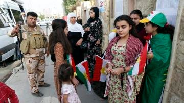 Un grupo de kurdos espera para votar en el referéndum de independencia