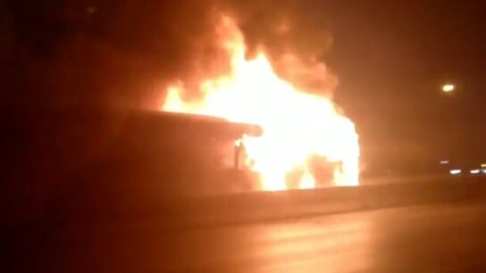 Un incendio en un autob&uacute;s en la A-6 provoca grandes atascos 