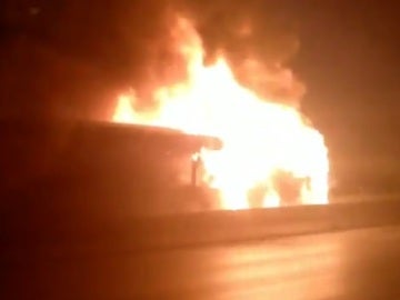 Un incendio en un autobús en la A-6 provoca grandes atascos Un incendio en un autobús en la A-6 provoca grandes atascos