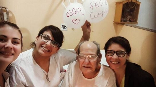 Las enfermeras celebran en el hospital el 84 cumplea&ntilde;os de Oscar