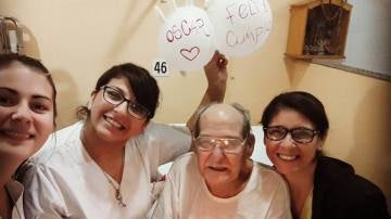 Las enfermeras celebran en el hospital el 84 cumpleaños de Oscar