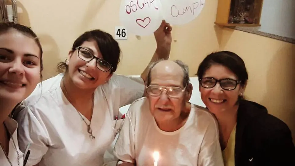 Las enfermeras celebran en el hospital el 84 cumpleaños de Oscar Las enfermeras celebran en el hospital el 84 cumpleaños de Oscar