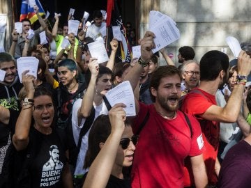 Estudiantes salen de la Universidad de Barcelona con papeletas del referéndum Estudiantes salen de la Universidad de Barcelona con papeletas del referéndum