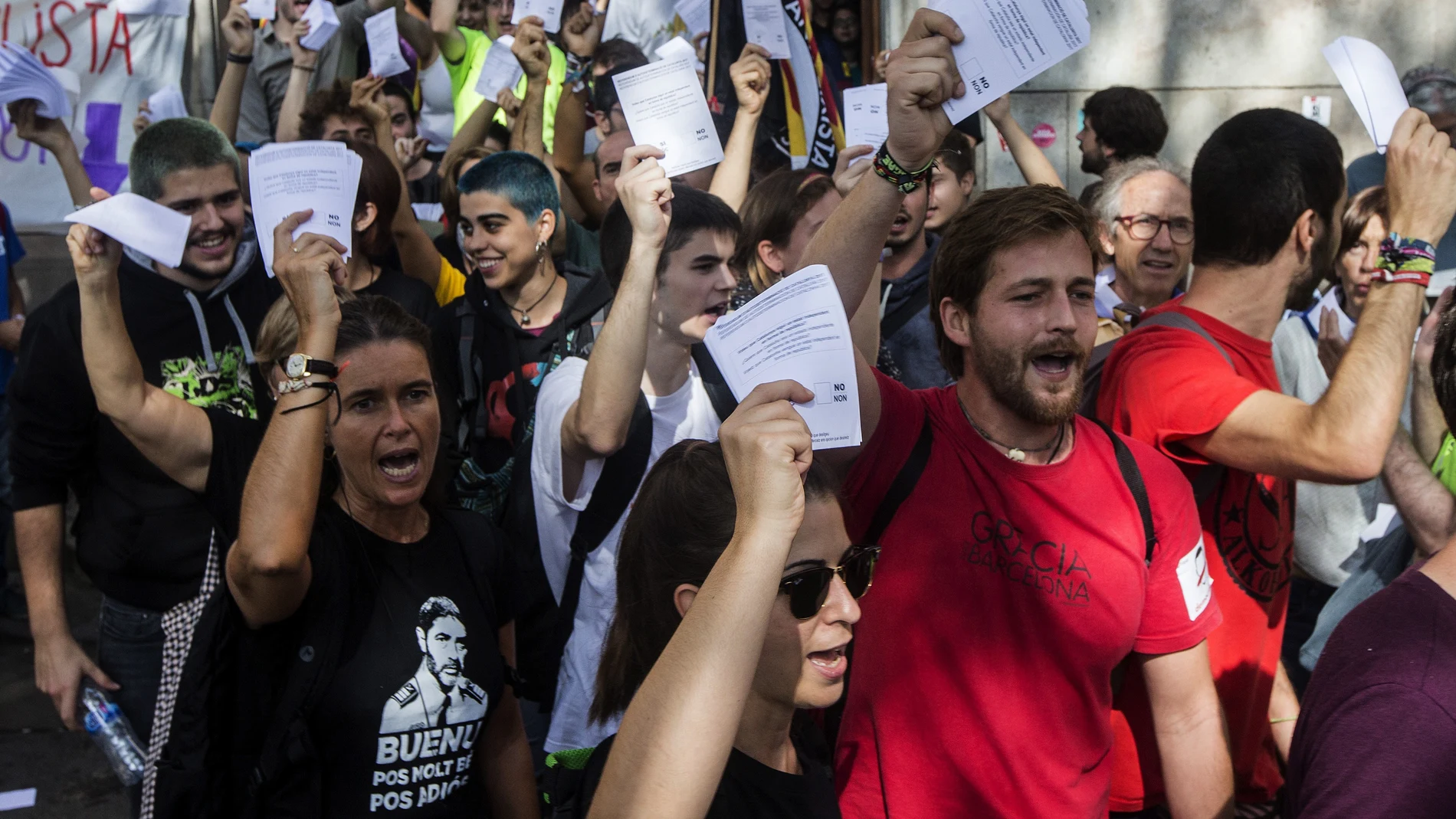 Estudiantes salen de la Universidad de Barcelona con papeletas del referéndum