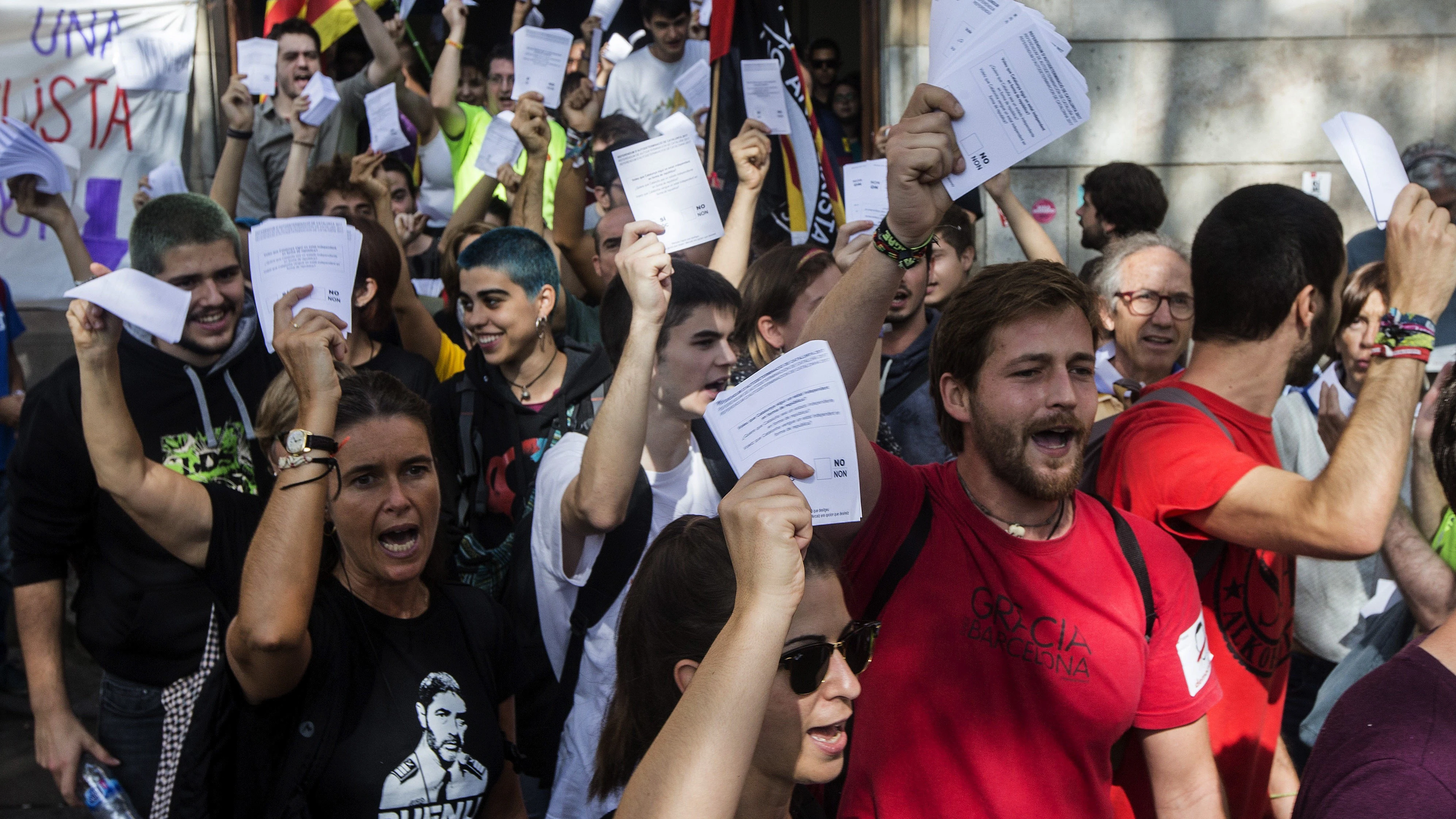 Estudiantes salen de la Universidad de Barcelona con papeletas del referéndum