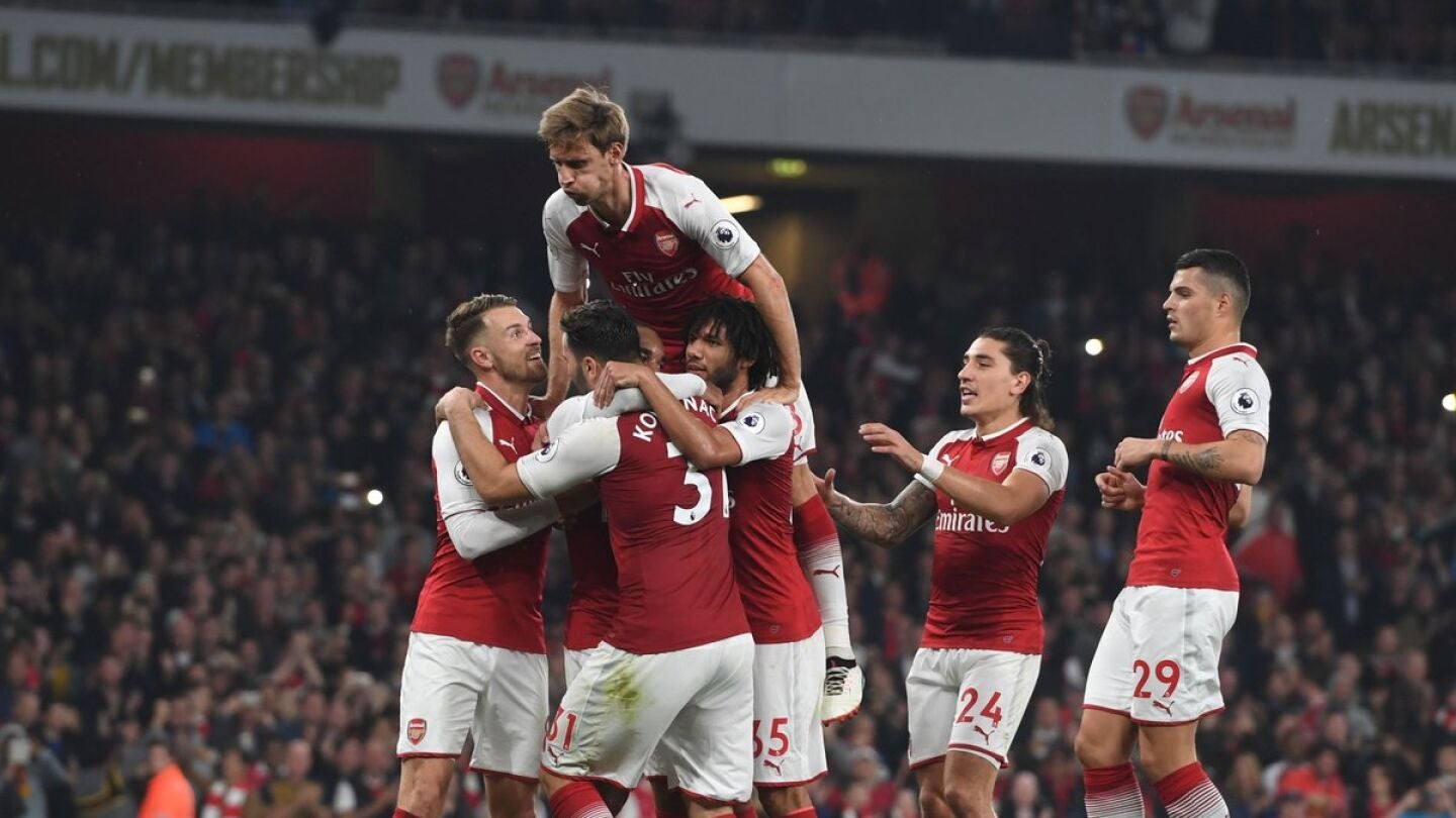 El Arsenal celebra en grupo un gol