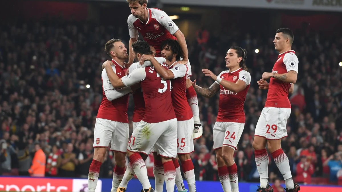 El Arsenal celebra en grupo un gol