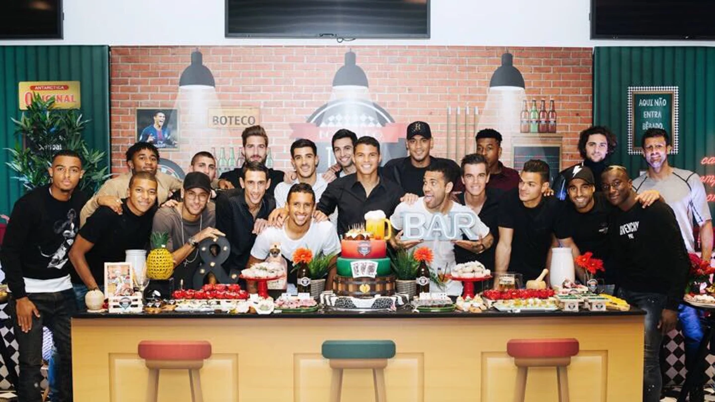 La plantilla del PSG celebra el cumpleaños de Thiago Silva La plantilla del PSG celebra el cumpleaños de Thiago Silva