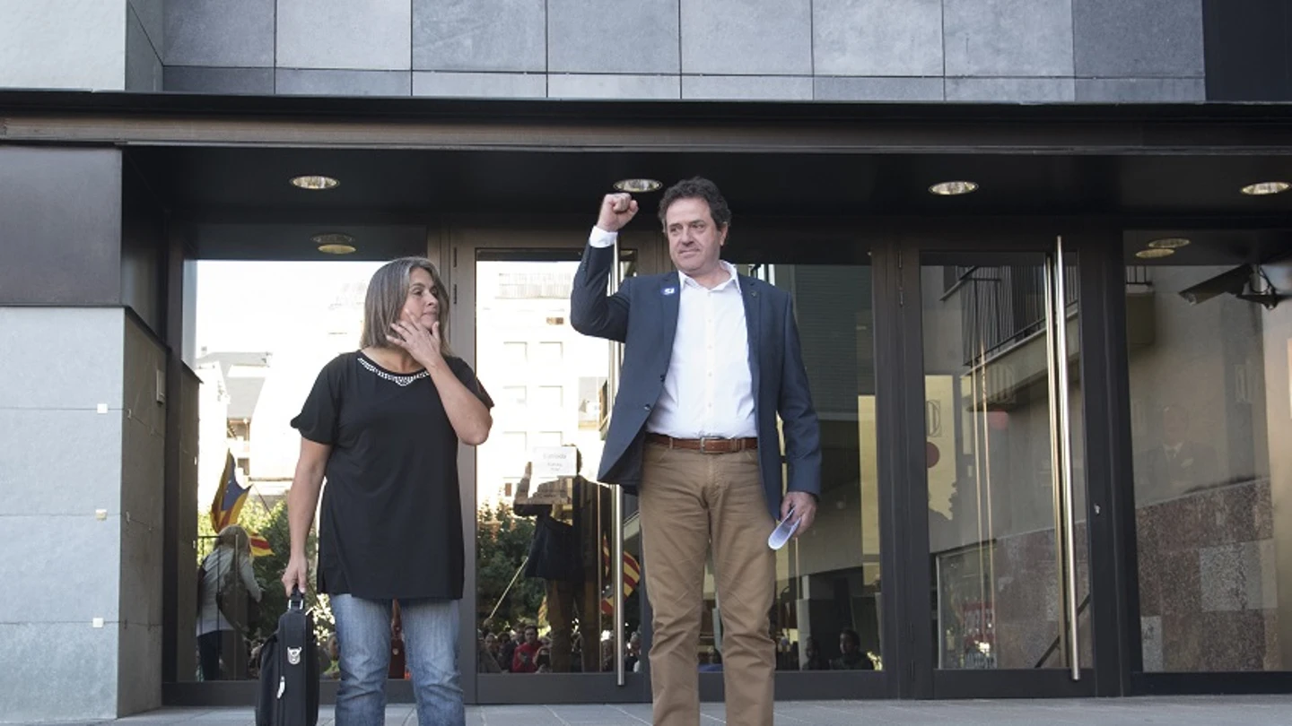 El alcalde de Oliana (Lleida), Miquel Sala, junto a su abogada, tras declarar en los juzgados de la Seu d'Urgell (Lleida) El alcalde de Oliana (Lleida), Miquel Sala, junto a su abogada, tras declarar en los juzgados de la Seu d'Urgell (Lleida)