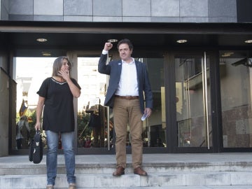 El alcalde de Oliana (Lleida), Miquel Sala, junto a su abogada, tras declarar en los juzgados de la Seu d'Urgell (Lleida) El alcalde de Oliana (Lleida), Miquel Sala, junto a su abogada, tras declarar en los juzgados de la Seu d'Urgell (Lleida)