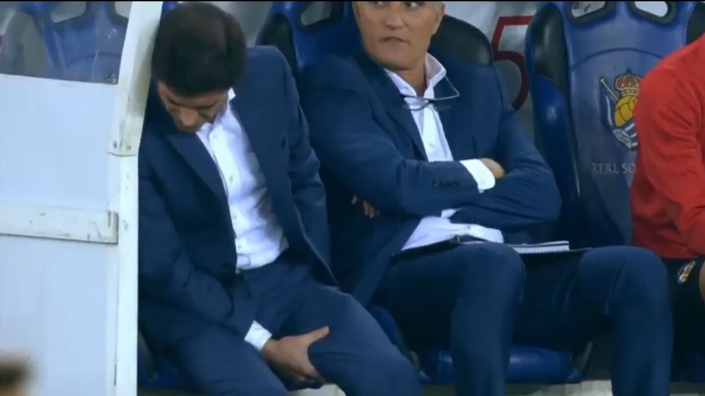 Marcelino quej&aacute;ndose del tir&oacute;n en el banquillo