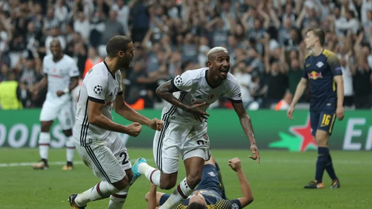Talisca celebra la victoria del Besiktas Talisca celebra la victoria del Besiktas