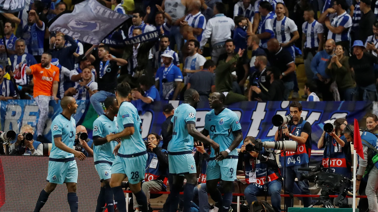 Los jugadores del Oporto celebran uno de sus goles contra el Mónaco Los jugadores del Oporto celebran uno de sus goles contra el Mónaco