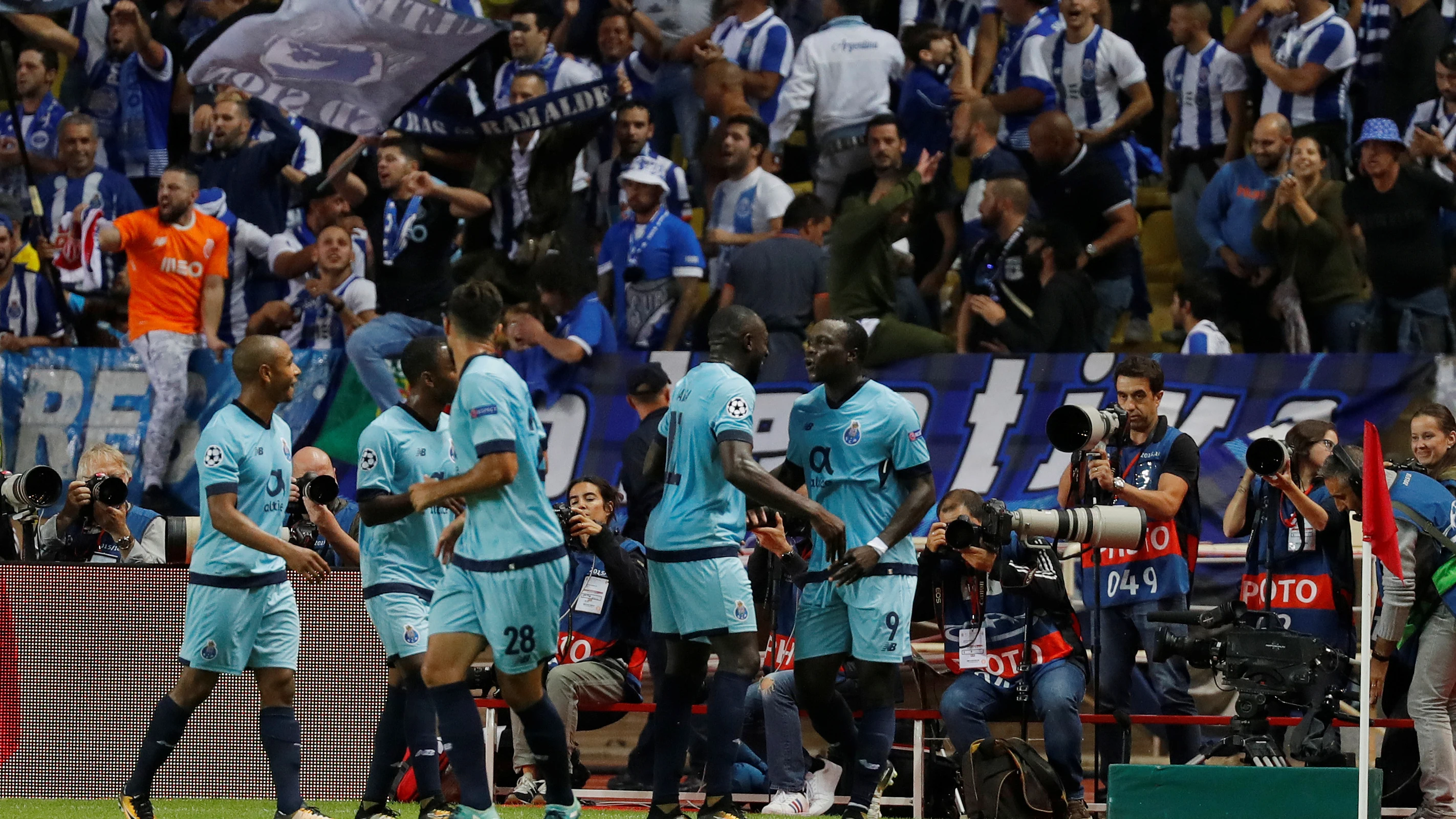 Los jugadores del Oporto celebran uno de sus goles contra el Mónaco