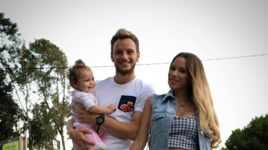 Rakitic posa sonriente con su familia