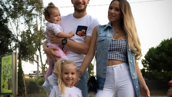 Rakitic posa sonriente con su familia