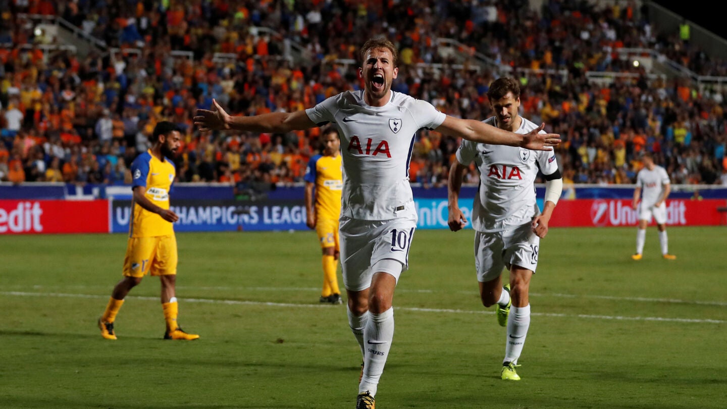 Kane celebra uno de sus goles contra el APOEL