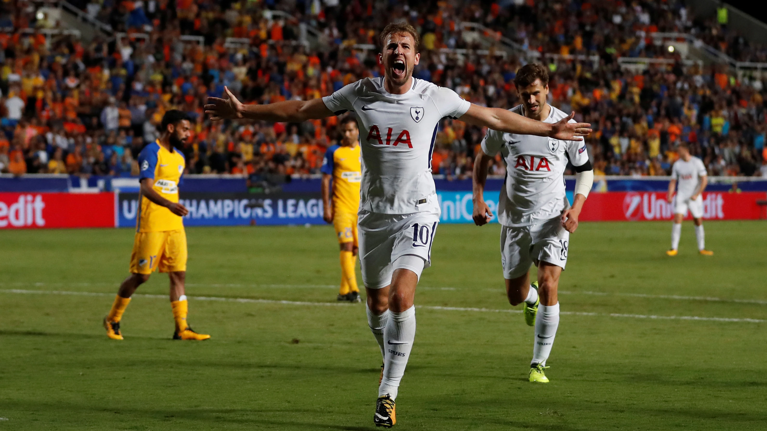 Kane celebra uno de sus goles contra el APOEL Kane celebra uno de sus goles contra el APOEL