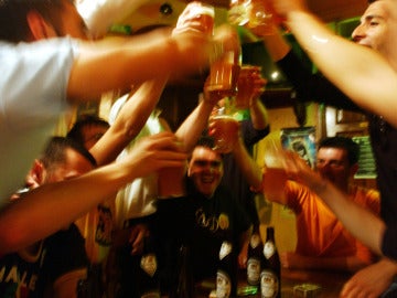 Soy actor y trabajo dando alcohol gratis a jóvenes entre 18 y 25 años Soy actor y trabajo dando alcohol gratis a jóvenes entre 18 y 25 años