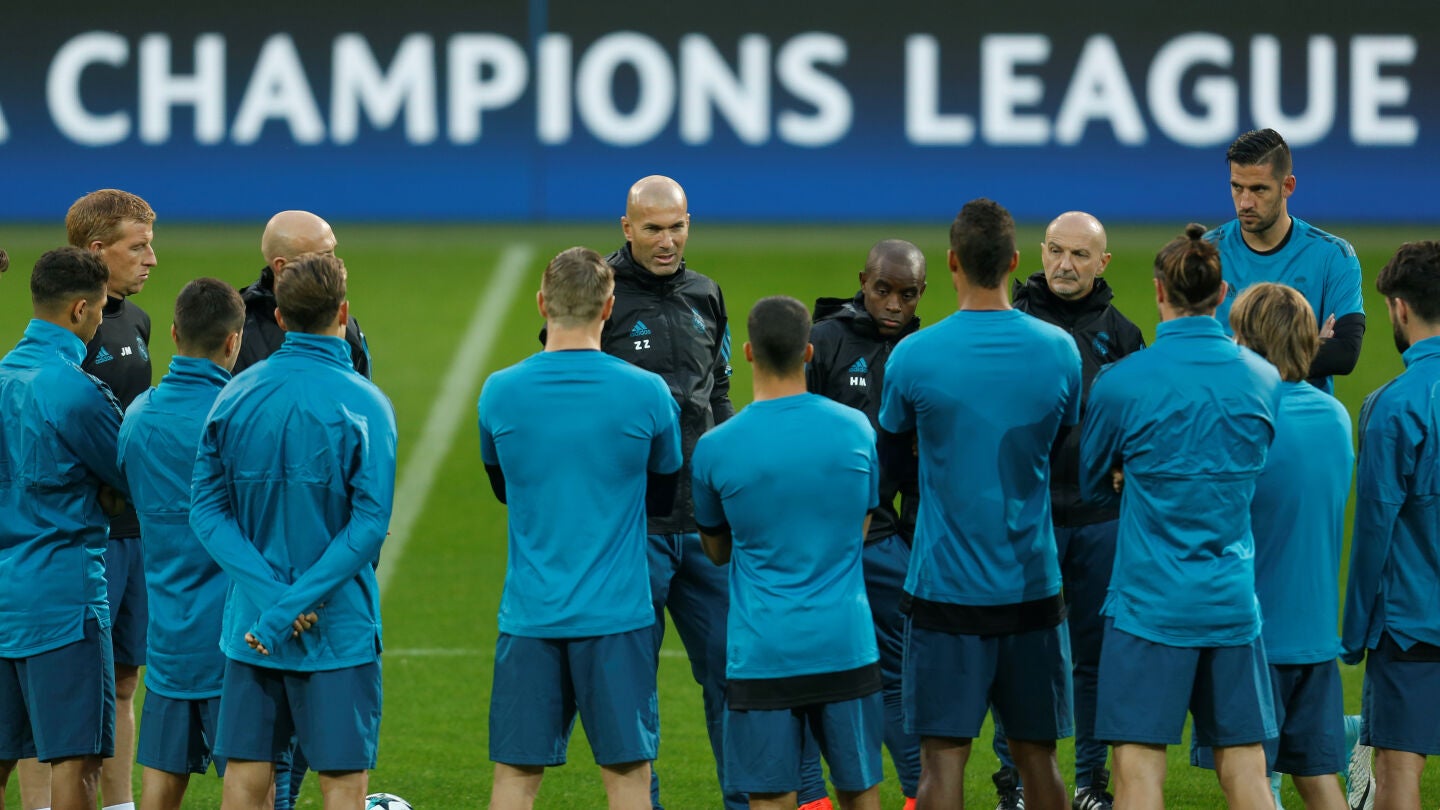 Zidane habla con sus jugadores en el Signal Iduna Park