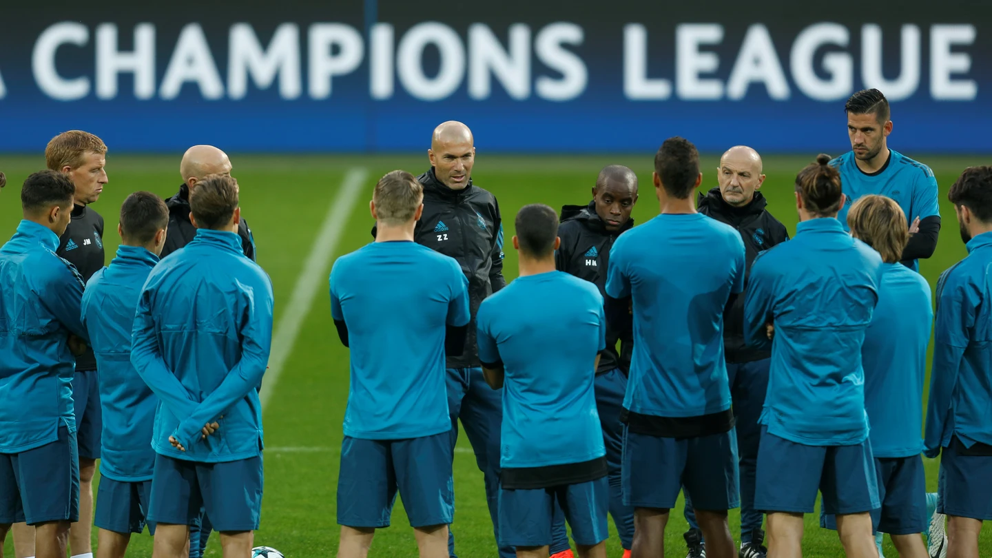 Zidane habla con sus jugadores en el Signal Iduna Park Zidane habla con sus jugadores en el Signal Iduna Park