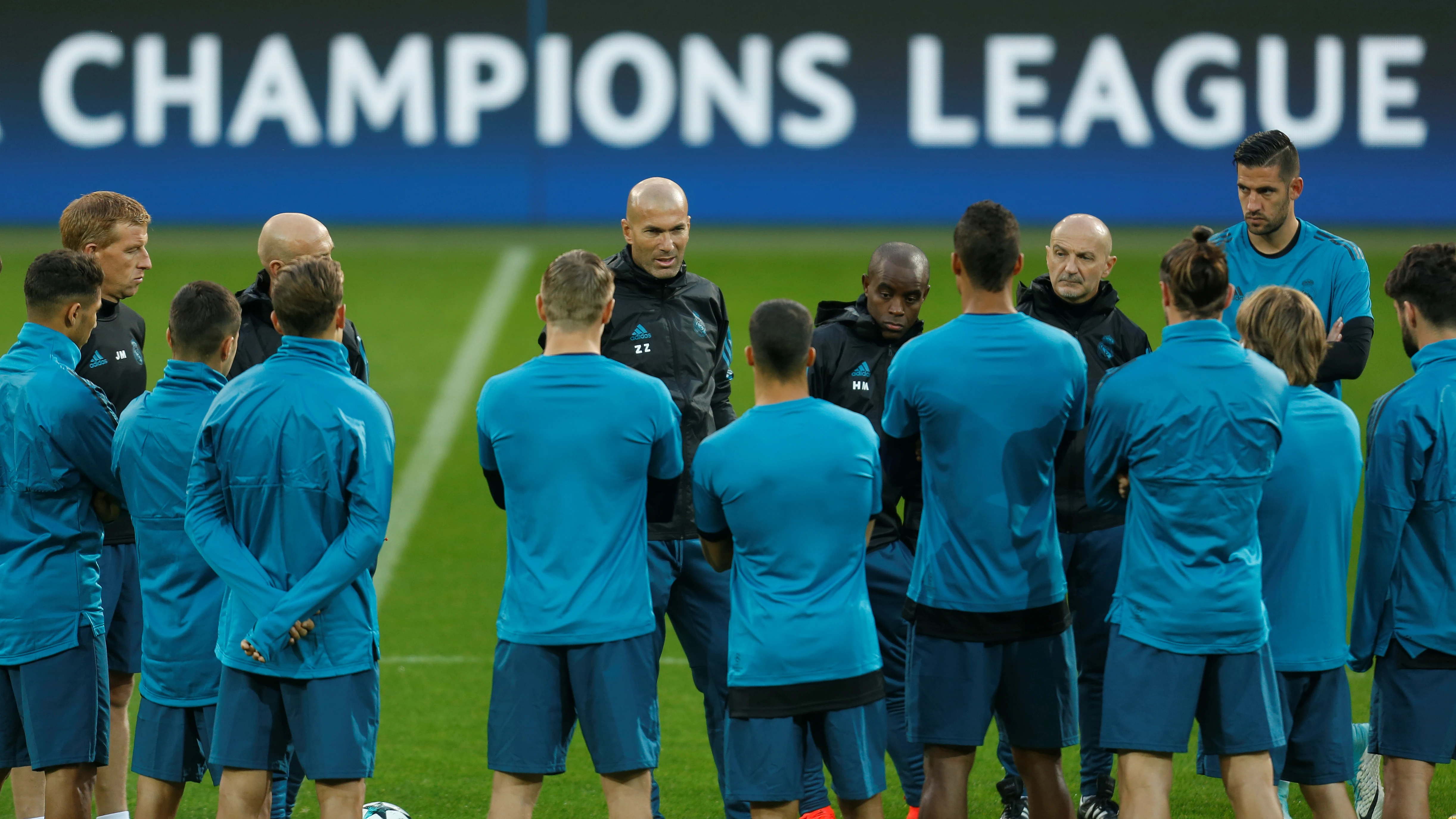 Zidane habla con sus jugadores en el Signal Iduna Park