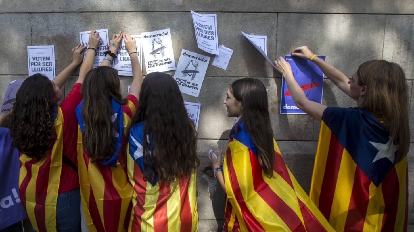 Estudiantes a favor del refer&eacute;ndum empapelan la Universidad de Barcelona