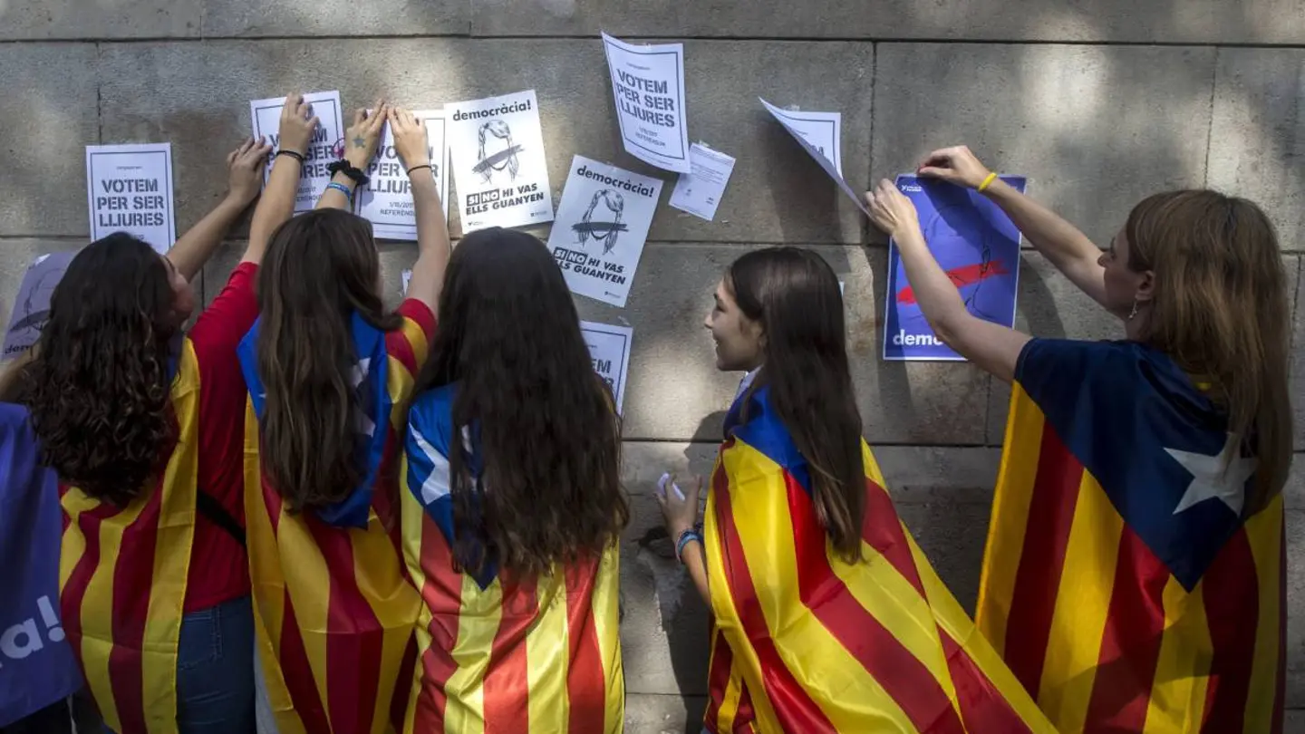 Estudiantes a favor del referéndum empapelan la Universidad de Barcelona Estudiantes a favor del referéndum empapelan la Universidad de Barcelona