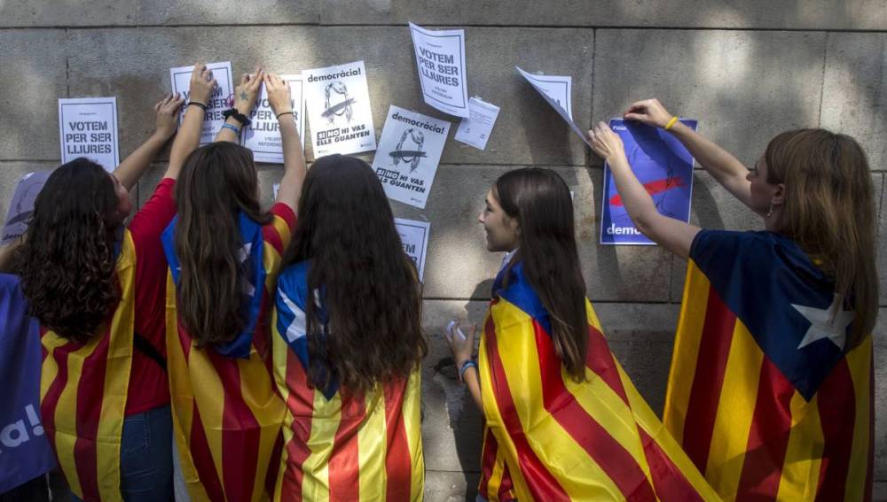 Estudiantes a favor del referéndum empapelan la Universidad de Barcelona