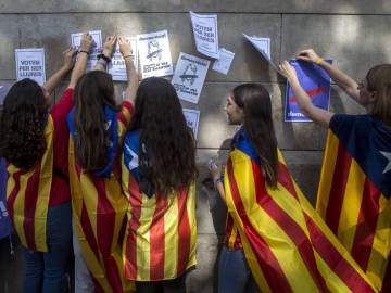 Estudiantes a favor del referéndum empapelan la Universidad de Barcelona Estudiantes a favor del referéndum empapelan la Universidad de Barcelona