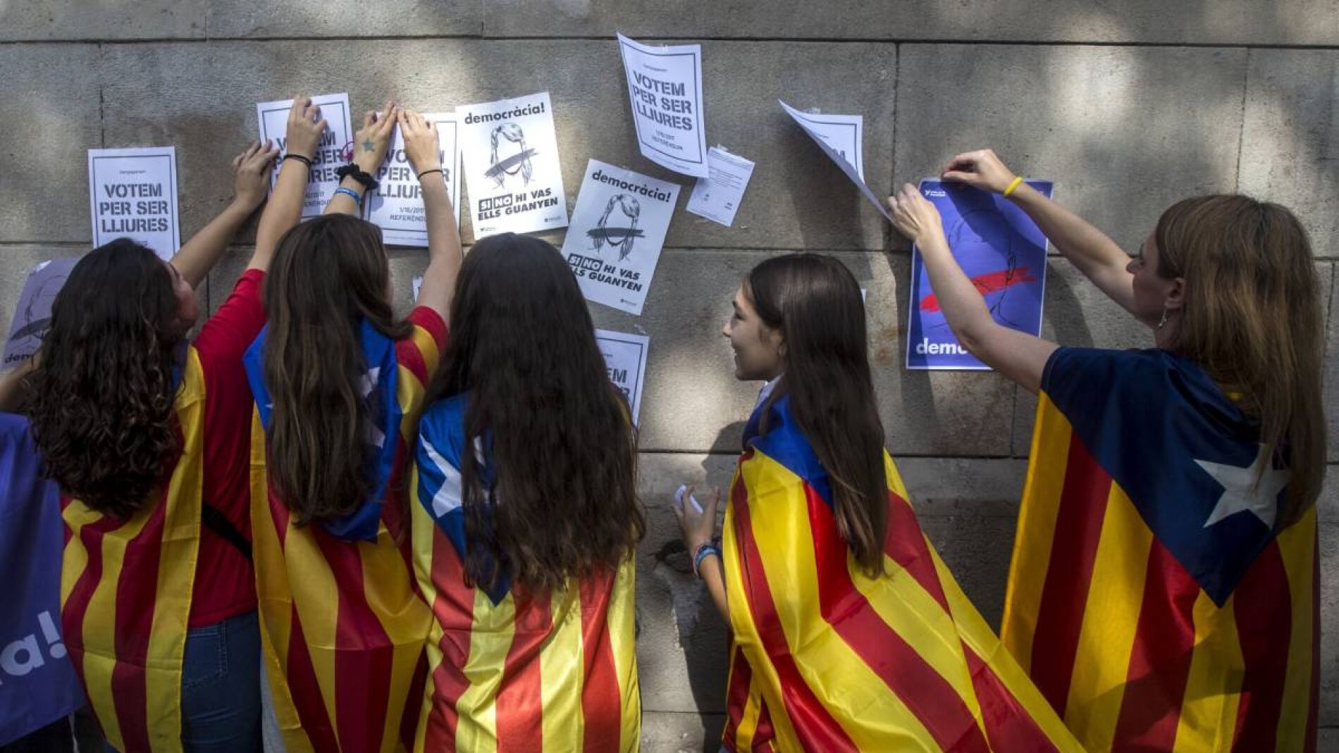 Estudiantes a favor del referéndum empapelan la Universidad de Barcelona